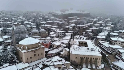 Osmanlı kenti Safranbolu&rsquo;nun tarihi konaklar beyaz &ouml;rt&uuml;yle kaplandı
