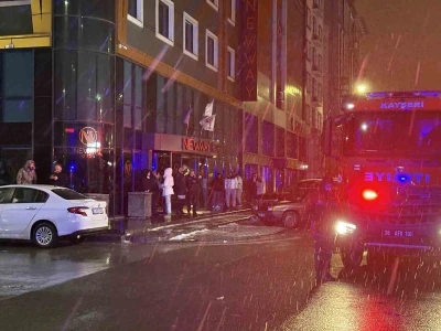 Otel bodrumunda &ccedil;ıkan yangın paniğe neden oldu
