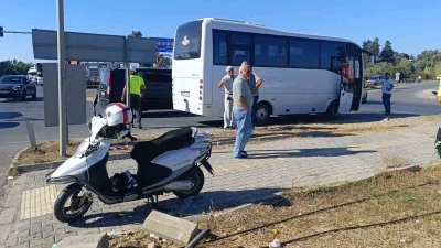 Otel servis midibüsüyle çarpışan motosikletli yaralandı
