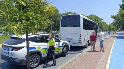 Otel servisiyle &ccedil;arpışan motosikletli yaralandı
