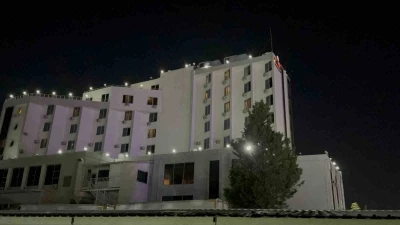 Otelin bah&ccedil;esinde park halindeki karavan alev alev yandı
