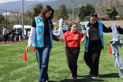 Otizm Farkındalık G&uuml;n&uuml;&rsquo;nde &ouml;zel &ouml;ğrenciler futbol sahasında buluştu
