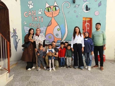 Otizmli çocuklar kedi evinde hayvan sevgisini öğrendi
