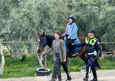 Otizmli &ccedil;ocuklara atla terapi desteği
