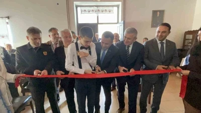 Otizmli iki gencin ilk kişisel resim sergisi: "Renklerle Konuşuyoruz"
