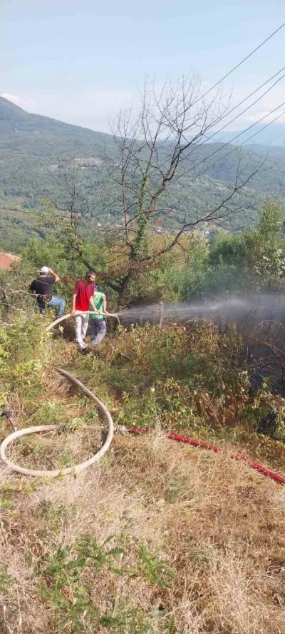 Otluk alanda çıkan yangın evlere ve ormanlık alana sıçramadan söndürüldü
