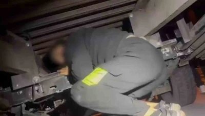 Oto kurtarıcıya yapılan gizli bölmede 2 düzensiz göçmen yakalandı
