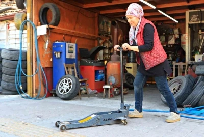 Oto lastik tamirine kadın eli değdi: Elinde krikoyu g&ouml;ren şof&ouml;rler şaşırıyor
