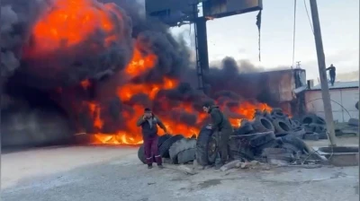 Oto lastik&ccedil;ide yangın: D-400&rsquo;&uuml; kara dumanlar kapladı
