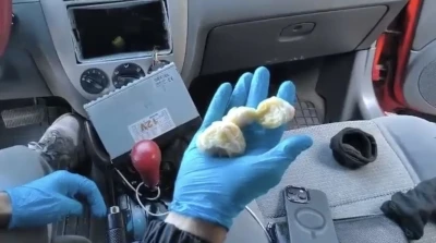 Oto teybinin arkasına gizlenen uyuşturucu ortaya &ccedil;ıkarıldı
