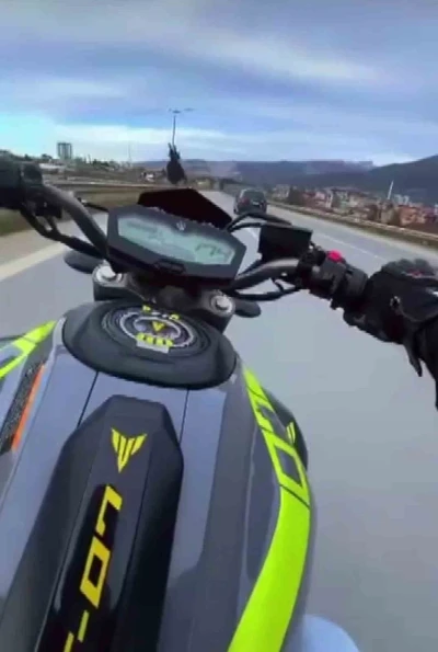 Otobanda 174 kilometre hızla &ouml;l&uuml;me meydan okuyan motosikletliye 45 bin TL ceza
