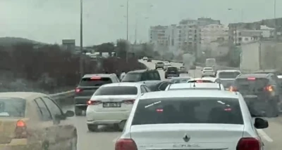 Otobanda tehlike...Ters y&ouml;ne giren ara&ccedil; trafiği kilitledi
