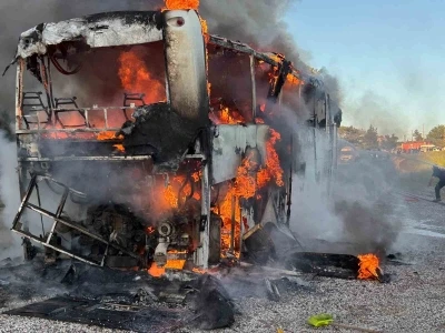 Otob&uuml;s alev topuna d&ouml;nd&uuml;, yolcular son anda kurtuldu
