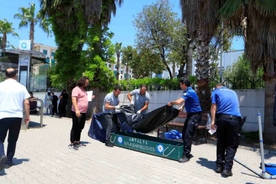 Otob&uuml;s durağındaki bankta &ouml;l&uuml; bulundu
