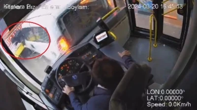 Otob&uuml;s şof&ouml;r&uuml; uykuya daldı, &ouml;n&uuml;ndeki araca &ccedil;arptı... Lise &ouml;ğrencisi iki aracın arasında b&ouml;yle sıkıştı
