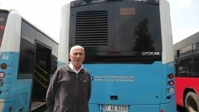 Otob&uuml;s şof&ouml;r&uuml;nden patenci &ccedil;ocuklara LED&rsquo;li uyarı: "Patenci kardeş tutma arkadan, anneni babanı ağlatma arkandan"
