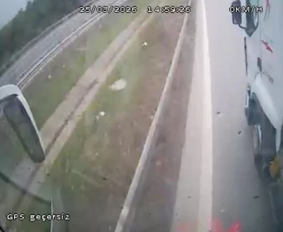 Otob&uuml;s şof&ouml;r&uuml;n&uuml;n manevrası faciayı &ouml;nledi: O anlar kamerada
