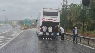 Otobüsler çarpıştı, yolcular ıslanmamak için bagaj kapaklarını açtılar
