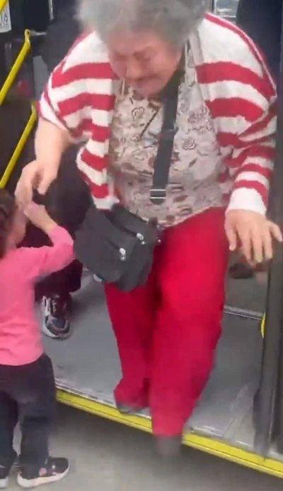 Otob&uuml;ste kadınlar yer kavgasında şof&ouml;r&uuml;n kolunu ısırdı
