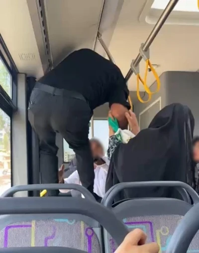 Otob&uuml;ste tekmeli, yumruklu kavga
