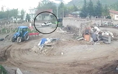 Otob&uuml;sten indi, otomobil &ccedil;arptı: O anlar kamerada
