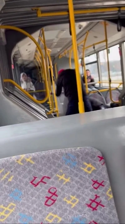 Otob&uuml;s&uuml;n i&ccedil;inde tekme tokat b&ouml;yle darp etti..."Komutanıma bı&ccedil;ak &ccedil;ekmişti"
