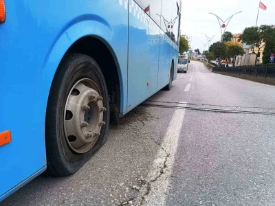 Otobüsün lastiği bomba gibi patladı, sürücünün dikkati faciayı önledi

