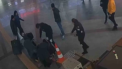 Otogarda bir anda yere yığılan kadına g&uuml;venlikten hayat kurtaran m&uuml;dahale
