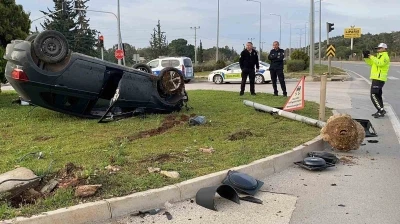 Otomobil 2 direk devirip ters d&ouml;nd&uuml;, ara&ccedil;takiler yarala almadan kurtuldu
