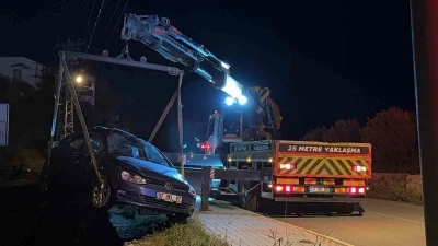 Otomobil 7 metre y&uuml;kseklikten yuvarlandı, s&uuml;r&uuml;c&uuml; burnu kanamadan ara&ccedil;tan &ccedil;ıktı
