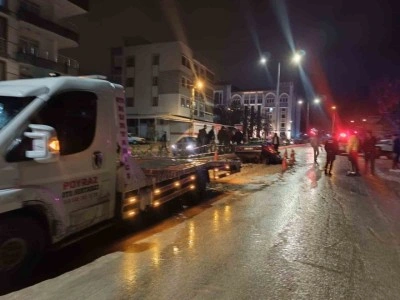 Otomobil alt yapı &ccedil;ukuruna d&uuml;şt&uuml;: 1 yaralı