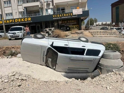 Otomobil altyapı çukuruna düştü: 5 yaralı

