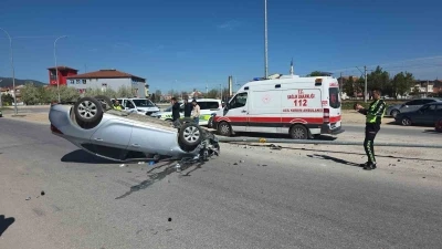 Otomobil aydınlatma direğine &ccedil;arpıp ters d&ouml;nd&uuml;, s&uuml;r&uuml;c&uuml; yaralandı
