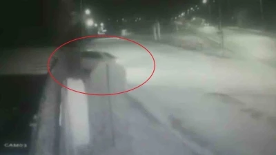 Otomobil bah&ccedil;e duvarına &ccedil;arptı: O anlar kamerada
