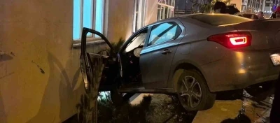 Otomobil bah&ccedil;e duvarında asılı kaldı
