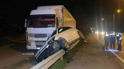 Otomobil bariyerlerde 15 metre s&uuml;r&uuml;klenerek tıra &ccedil;arptı: 4 yaralı
