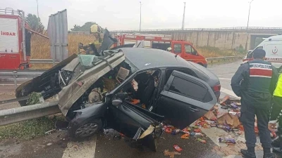 Otomobil bariyerlere saplandı; 1’i ağır 2 kişi yaralandı
