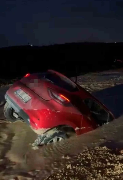 Otomobil bataklığa saplandı, s&uuml;r&uuml;c&uuml; son anda kurtuldu
