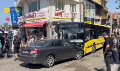 Otomobil, belediye otobüsüyle çarpıştı: 1’i çocuk 6 yaralı
