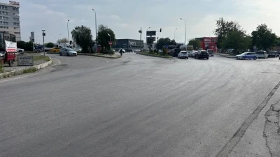 Otomobil &ccedil;arptı, elektrikli bisiklet ikiye b&ouml;l&uuml;nd&uuml;: S&uuml;r&uuml;c&uuml; havada takla attı

