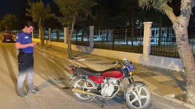 Otomobil, çarptığı motosikleti 70 metre sürükledi: 1 yaralı
