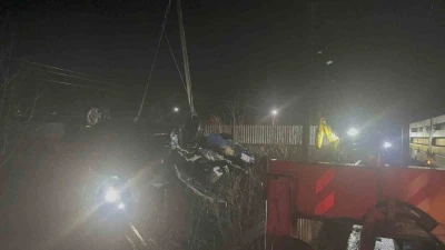 Otomobil &ccedil;aya u&ccedil;tu: Baba ve oğlu &ouml;ld&uuml;
