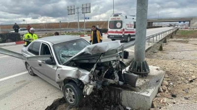 Otomobil demir bariyere ok gibi saplandı: Karı koca &ouml;l&uuml;mden d&ouml;nd&uuml;
