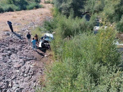 Otomobil dere yatağına uçtu: 2 ölü
