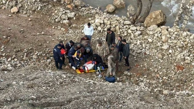 Otomobil dere yatağına yuvarlandı: 3 yaralı
