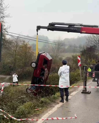 Otomobil dereye uçtu: 2 ölü, 1 yaralı
