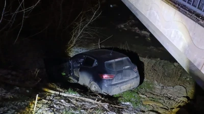 Otomobil dereye u&ccedil;tu, s&uuml;r&uuml;c&uuml; yaralandı
