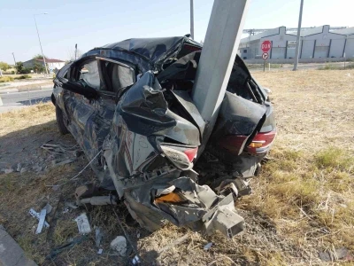 Otomobil direğe ok gibi saplandı: 3 yaralı
