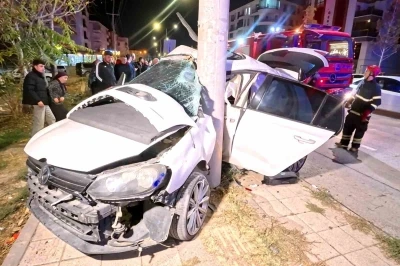 Otomobil direğe saplandı: 2 ağır yaralı
