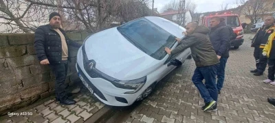 Otomobil duvara &ccedil;arptı: 2 yaralı
